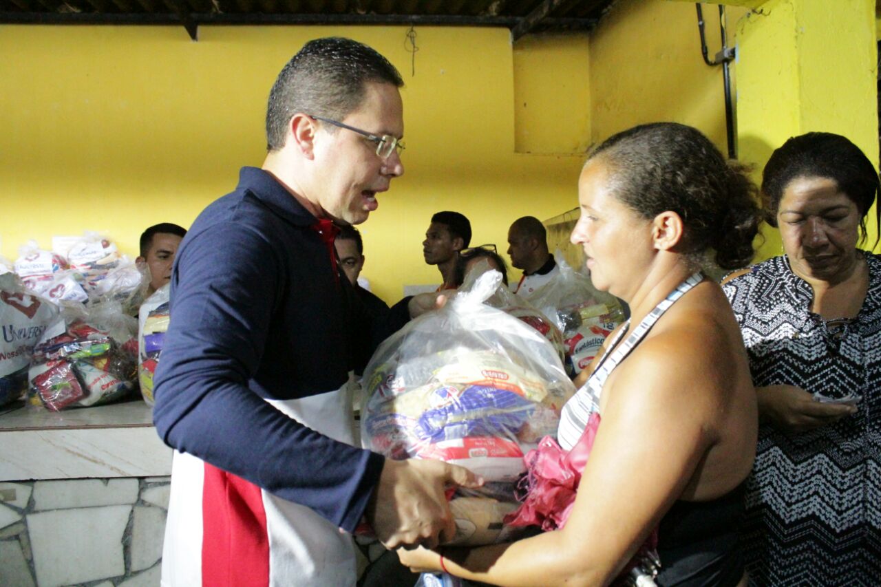 Imagem de capa - Universal distribui 2 toneladas de alimentos às vítimas das chuvas no Rio de Janeiro